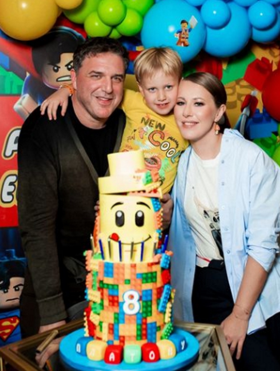 Ксения Собчак с Максимом Виторганом и сыном Платоном. Фото: соцсети