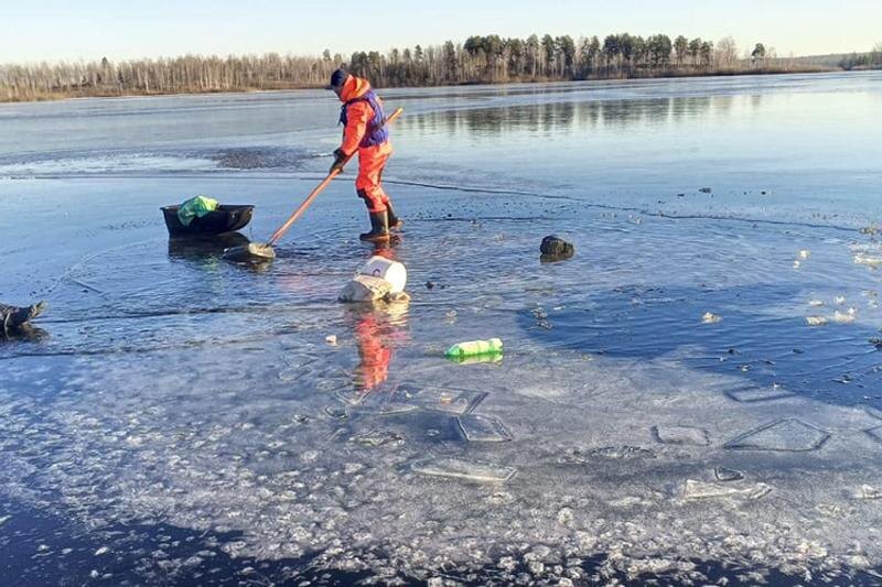    Поисково-спасательная служба Челябинской области. Вещи утонувшего рыбака вмерзли в лед