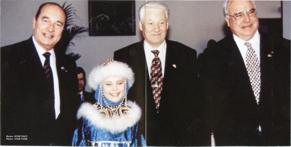 Трехсторонняя встреча лидеров России, Франции и Германии. На снимке: празидент Франции Ж. Ширак (слева), президент России Б, Ельцин, федеральный канцлер Германии Г. Коль (справа) и 11-летняя певица Пелагея. Пансионат +5 р+ Московская обл. 26 марта 1999
