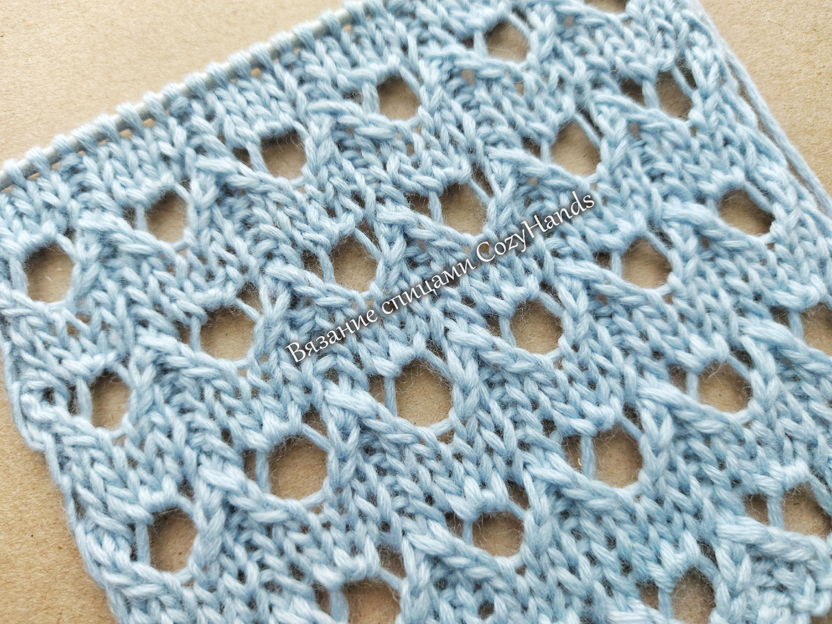 Очаровательный ажурный узор спицами с большими и маленькими  дырочками