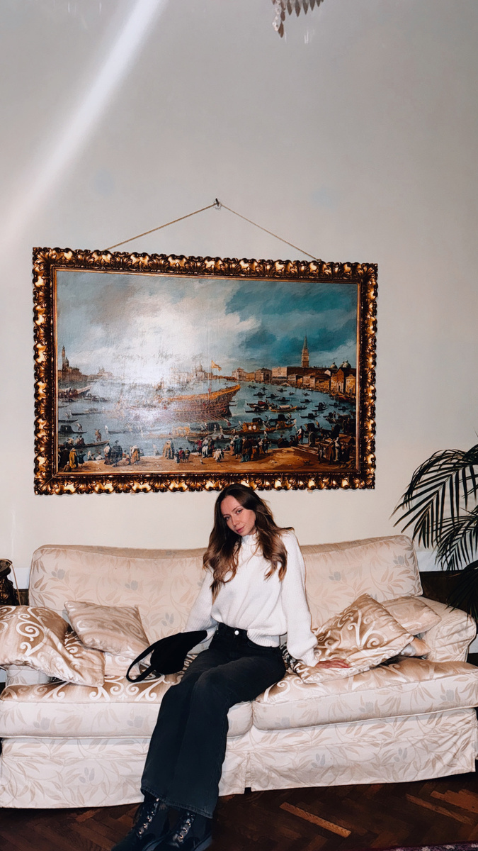 Как вам такой диванчик? Он, конечно, современный, но в палаццо было много очень дорогих и раритетных вещей, которые я тоже вам покажу