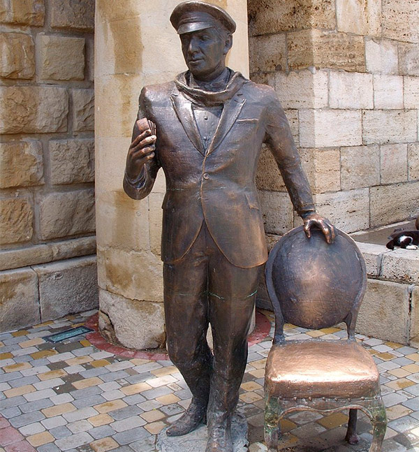 Скульптура О. Бендеру, у «Провала». Фото: LxAndrew wikipedia.org/w/index.php?curid=6270254