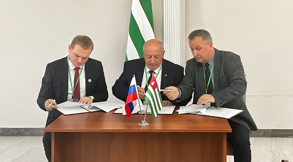 Исполнительный директор НПЦ «Агропищепром», канд. с.-х. наук С.А. Колесников, директор ГНУ Институт сельского хозяйства Академии наук Республики Абхазия, академик, д. с.-х. наук Л.Я. Айба и генеральный директор АНО "Академия развития субтропического сельского хозяйства", к.э.н. А.П. Платонов заключают трёхстороннее научно-производственное соглашение в агропромышленной сфере.