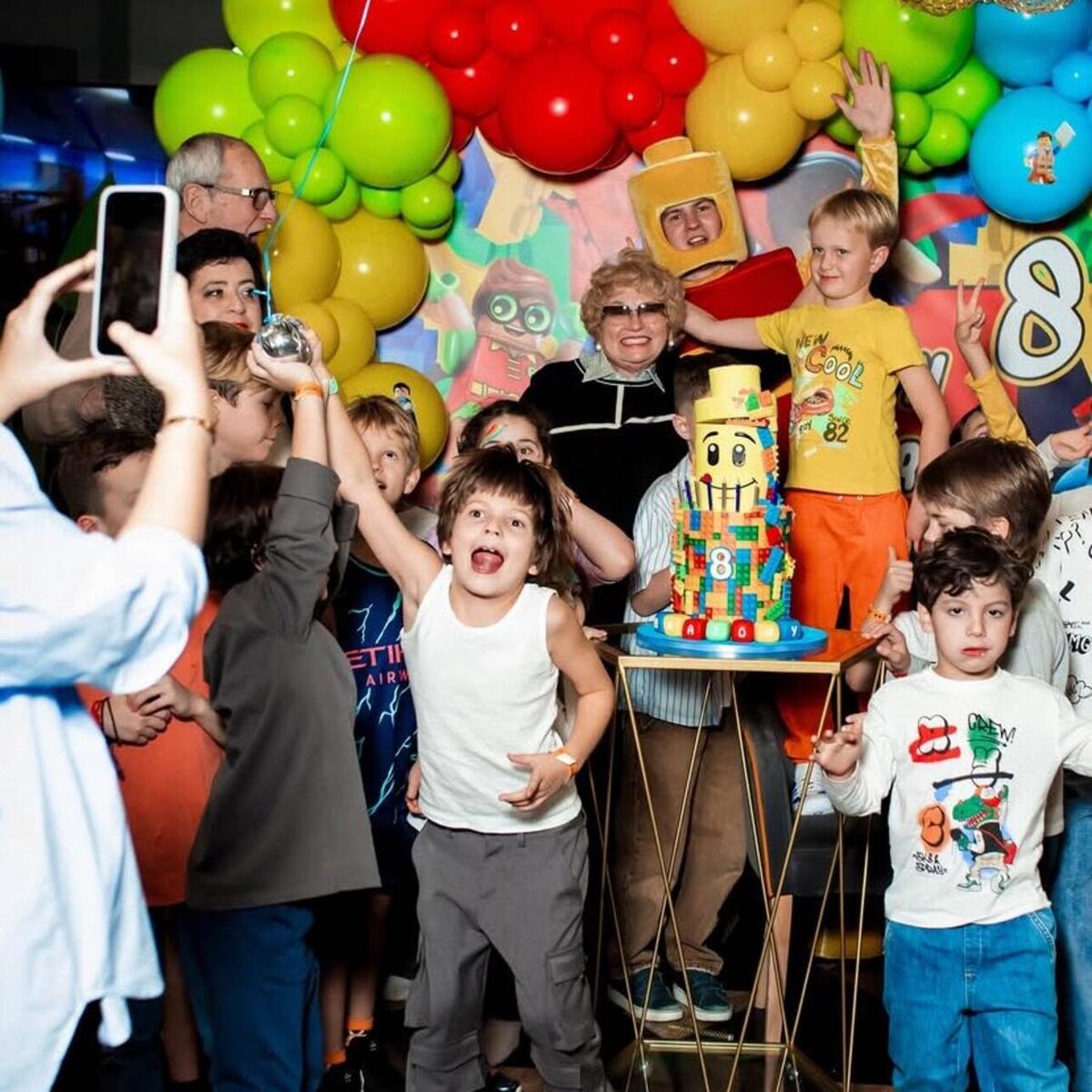    Людмила Нарусова и Эммануил Виторган с женой на дне рождения внука Соцсети