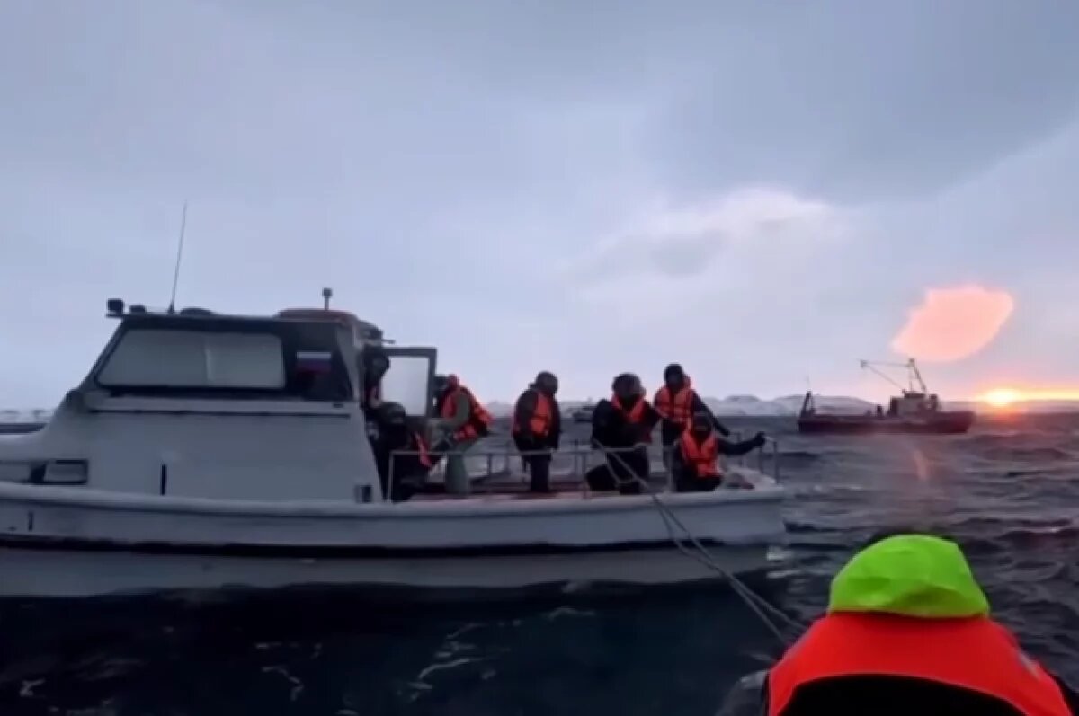    В Териберке перевернулось морское судно с туристами из Петербурга