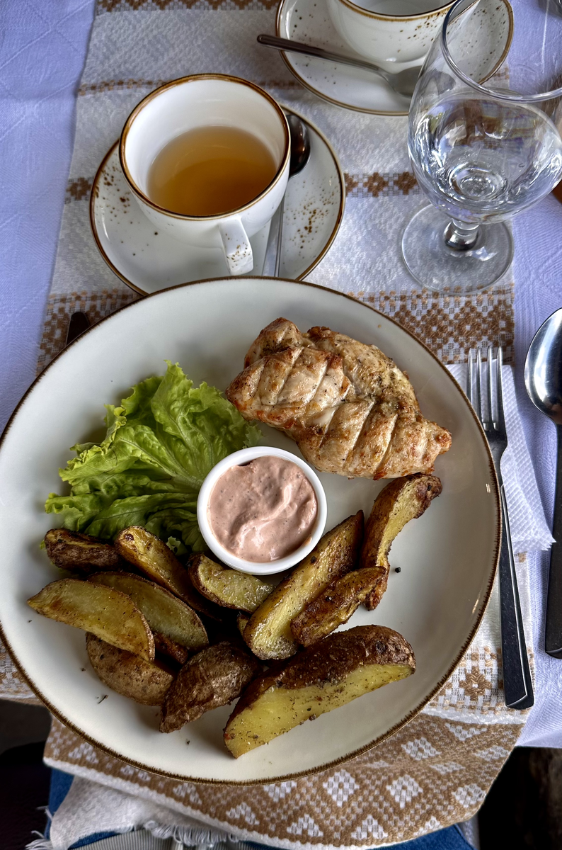 Филе куриное на гриле и картофельные дольки в Трактике у озера