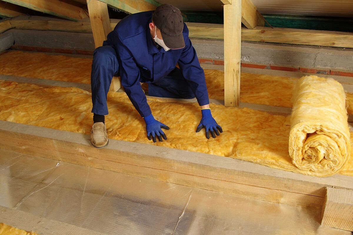 Минеральную вату укладывают на основание, предварительно выстеленное пароизоляцией. Источник: Shutterstock📷
