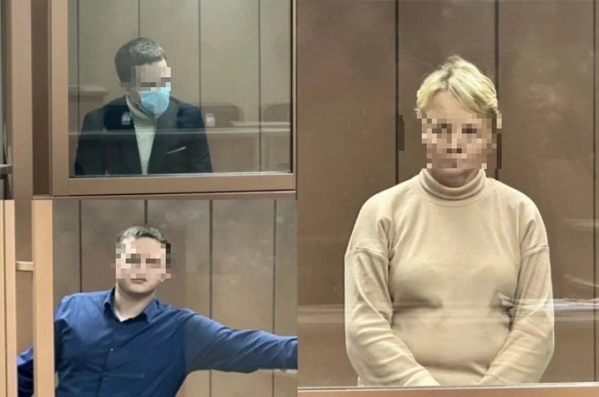    Одна из соцработниц признала вину. Фото с суда по избранию меры пресечения.