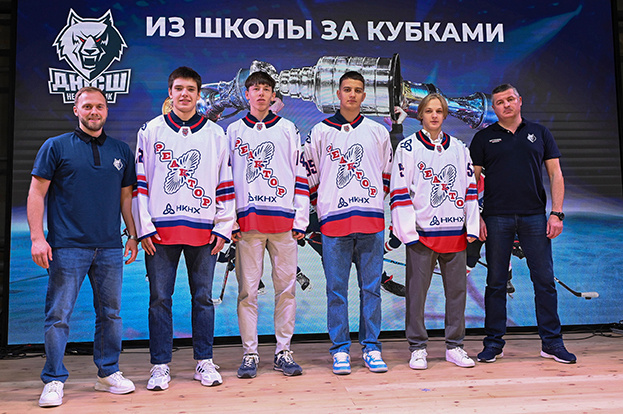    Антон Марчинский (слева) и старший тренер «Реактора» Игорь Федоров с новичками клуба.ХК «Нефтехимик»