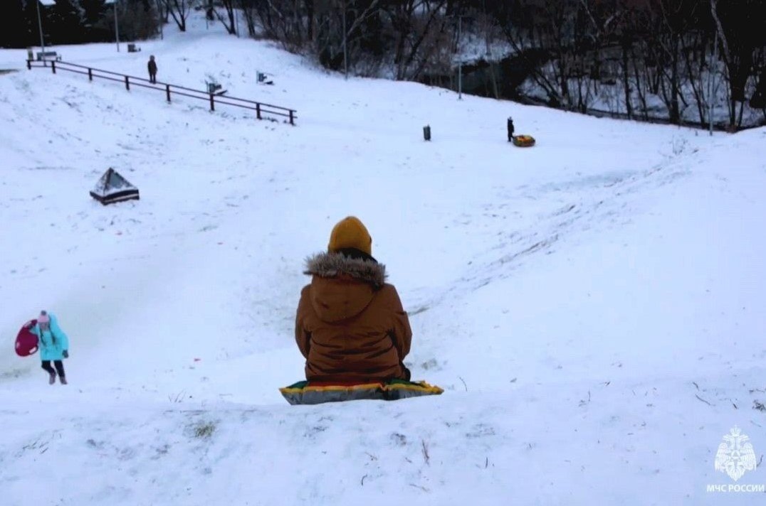    В Сургуте ребёнок на тюбинге врезался в забор, сломал рёбра и позвоночник