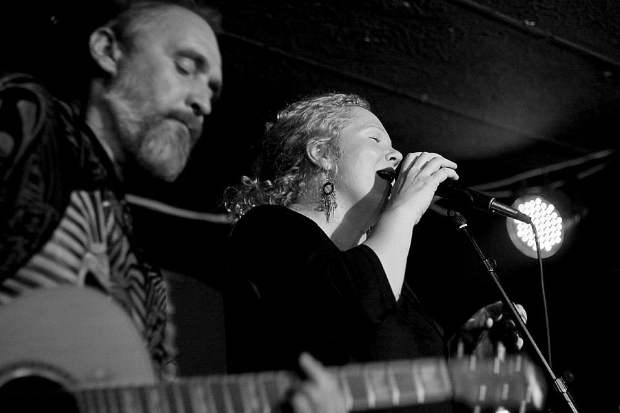 Сергей Писаревский и Варвара Сапожникова. Концерт группы ЖЕНЩИНА С БОРОДОЙ в Underground Bar 26 сентября 2010 года. Фото из архива группы в ВК "Любители новосибирской группы Женщина с Бородой"