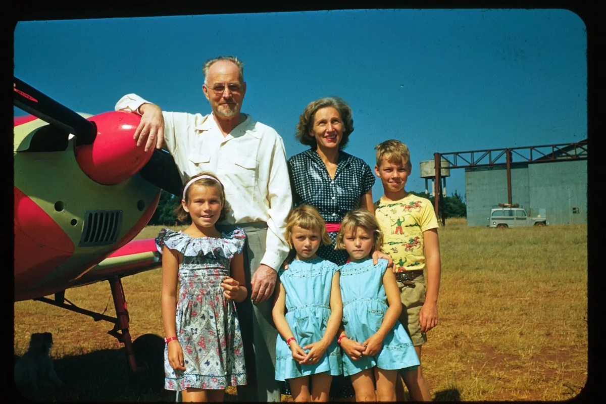 Родители Мэй Маск со своими детьми