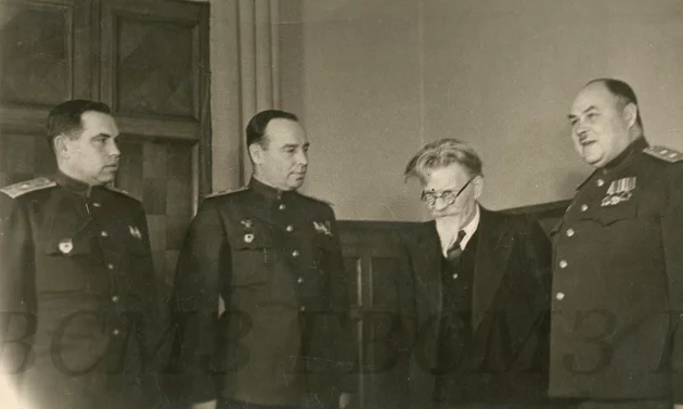 Генерал Иван Корчагин (второй слева) во время вручения Золотой Звезды Героя в Кремле. 1943 г.