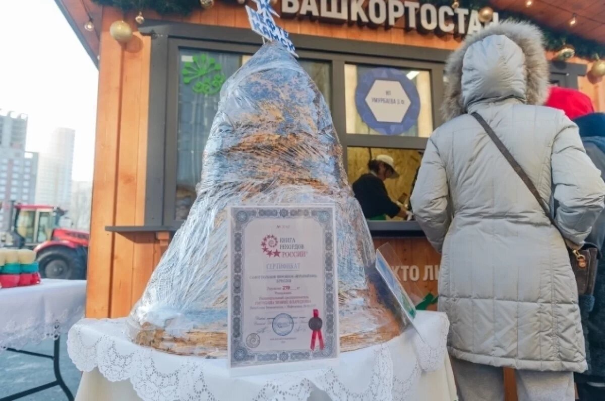    На фестивале еды в Уфе приготовили муравейник весом 219 кг