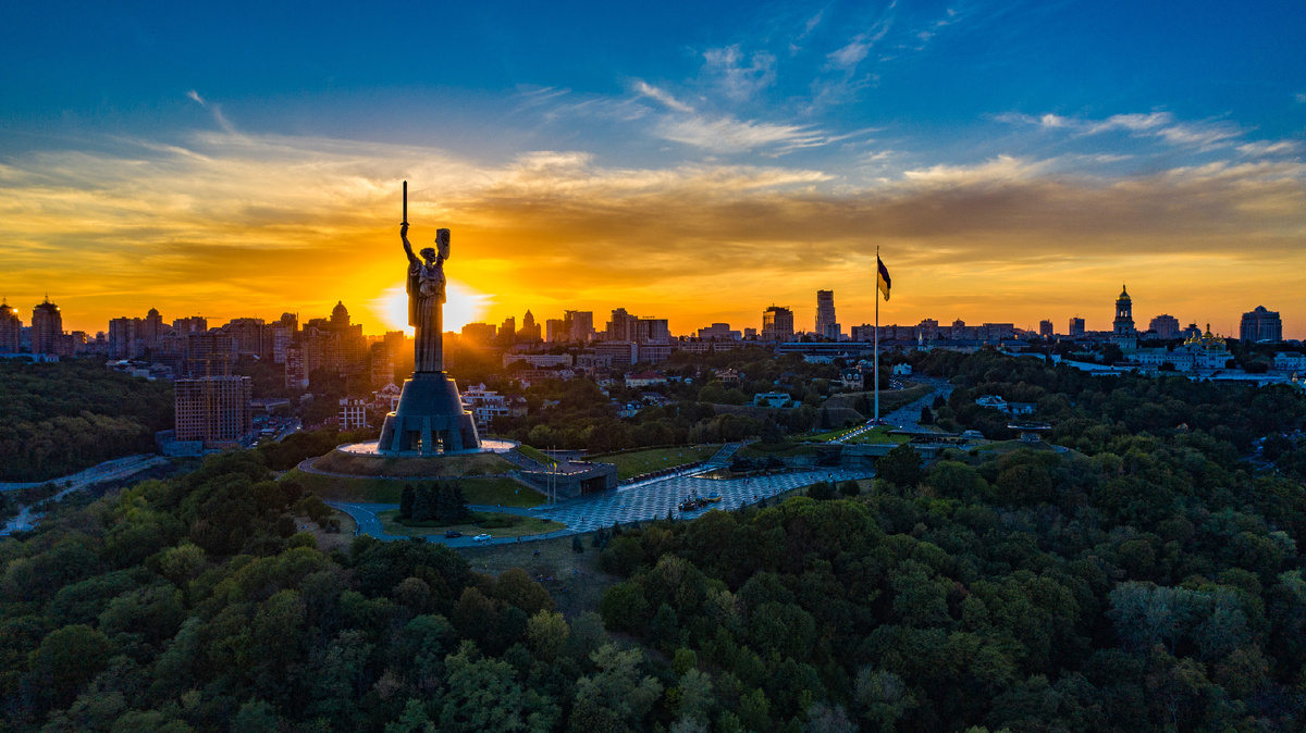 Статуя Родины-матери в Киеве
