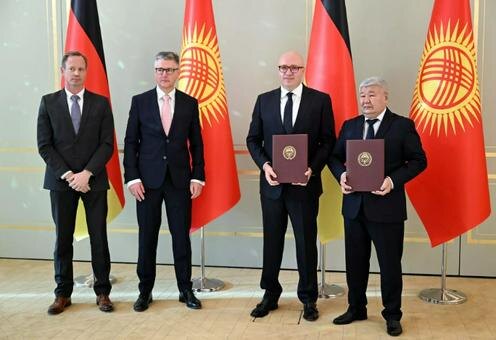 На церемонии подписания соглашения. Фото пресс-службы Минэнерго Кыргызстана