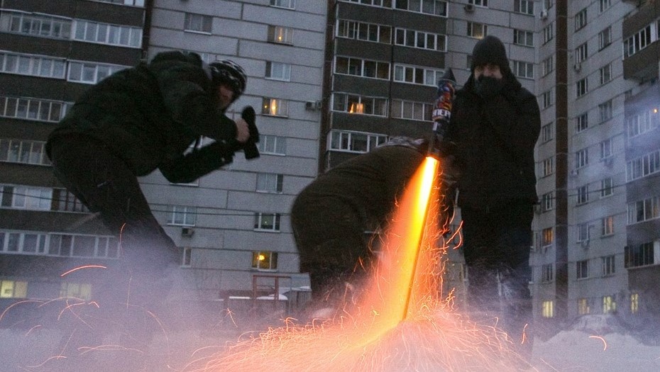    Подростки запускают фейерверки во дворе жилого дома. Архивное фото для иллюстрации. Автор фото: Александра Мудрац / ИТАР-ТАСС