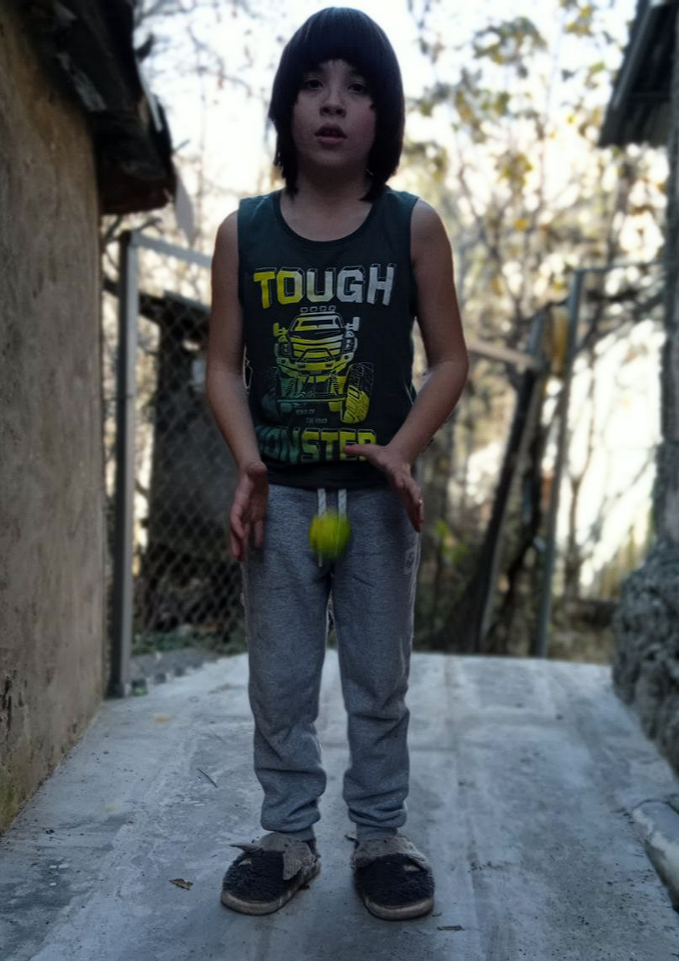 Фома в последнее время делает успехи - научился ловить маленький мяч попеременно левой и правой рукой (кто в теме, тот знает, насколько это трудно для детей с недостаточно сформированными межполушарными связями).