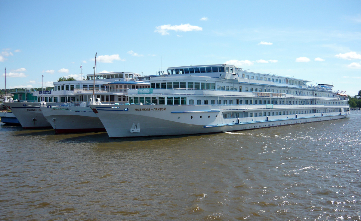 теплоходы "Новиков-Прибой". "Пётр Первый" и "Максим Рыльский"