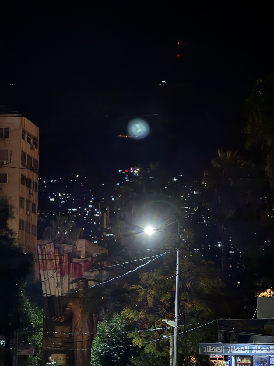 Свет в далеке - это домики на горе