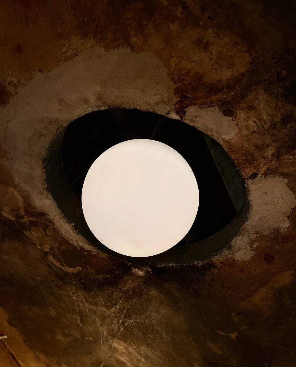 Видете разводы на стенах - это красное вино. А через это отверстие на потолке, где теперь размещен светильник, раньше заливали вино в резервуар