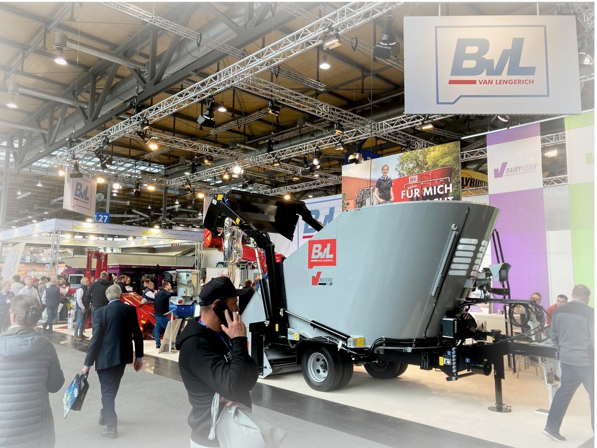 Другое фото юбилейного миксера с самозагрузкой