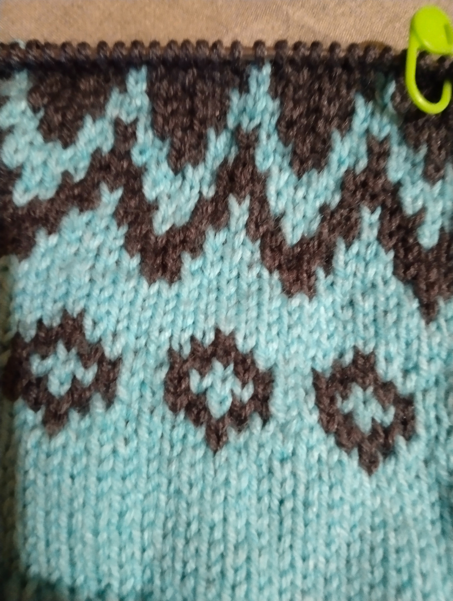 По схеме предложенной автором на сайте "ярмарка мастеров". Совсем не то, что на картинке у автора 