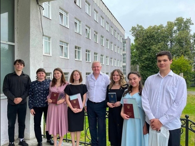 Директор (сейчас уже бывший) РМК Александр Егоркин (в центре) с выпускниками, 2023 год – Фото: rmuzk.ru