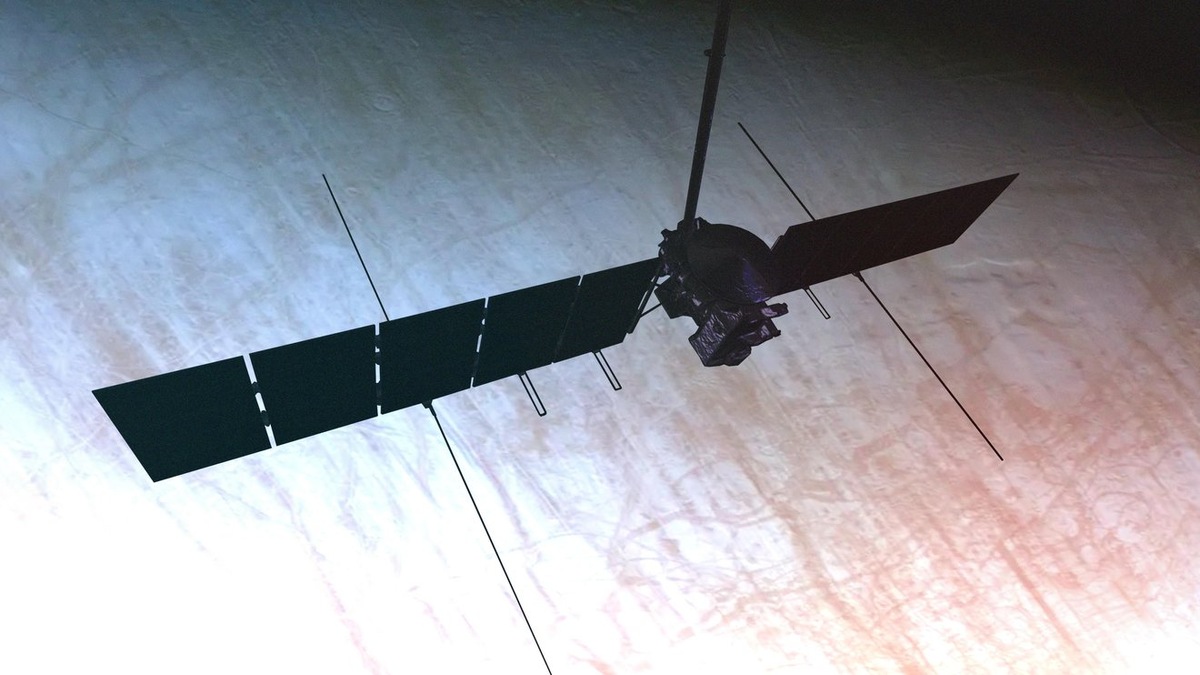 Художественная иллюстрация Europa Clipper на фоне поверхности Европы.    
 Источник: NASA / JPL-Caltech  📷
