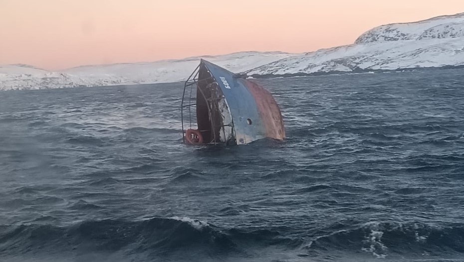    Прогулочный катер с туристами перевернулся в море у берегов Териберки. Автор фото: скриншот видео