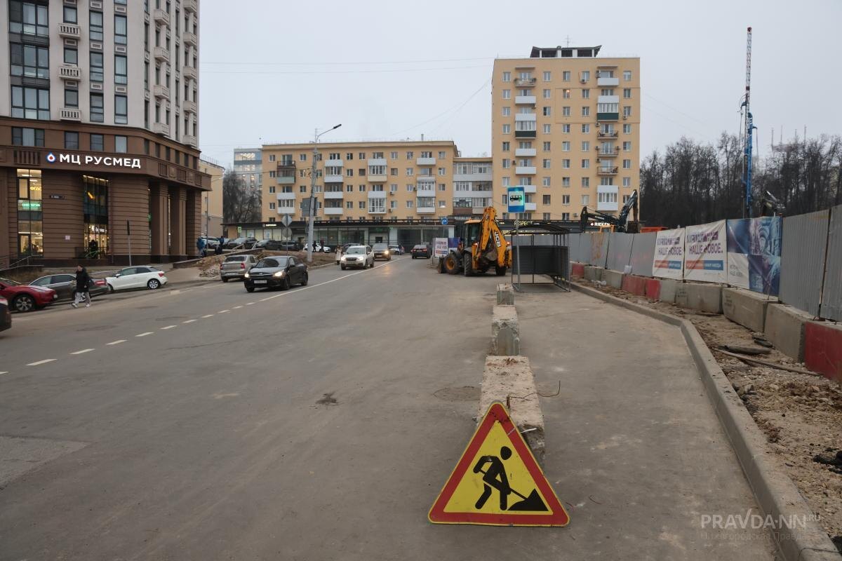    Объездная дорога у стройки новой станции метро «Площадь Свободы»