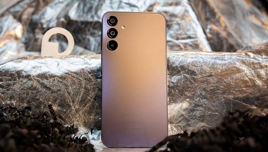    Galaxy A15 не претендует на статус самого красивого бюджетника, но смотрится при этом нормально. Фото: nextpit.com