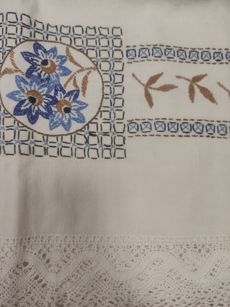 Вот такую старинную скатерть я купила у бабушки 