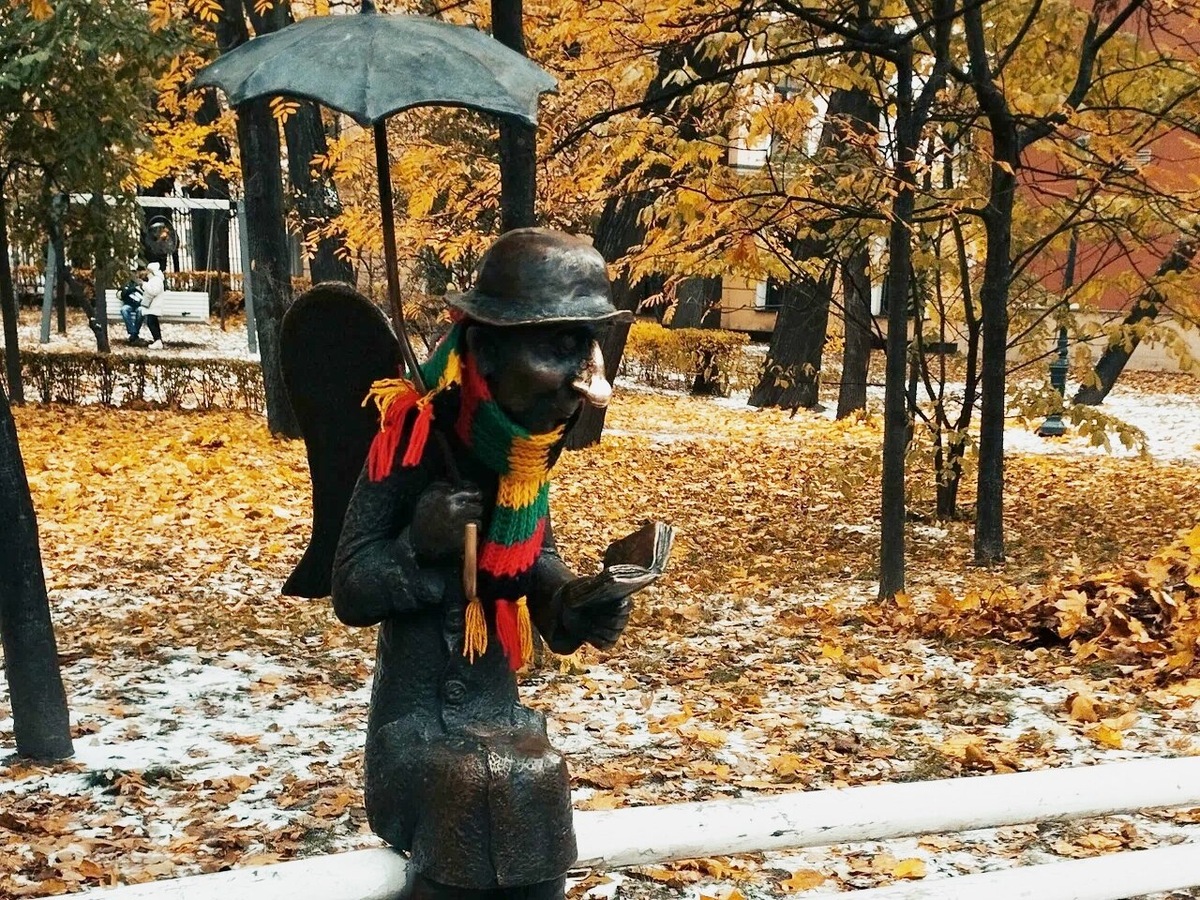 Ангелу кладут монетки, цветы и красивые осенние листья, в холода закутывают в шарфики. Фото: Дмитрий Р. / Яндекс Карты
Ангелу кладут монетки, цветы и красивые осенние листья, в холода закутывают в шарфики. Фото: Дмитрий Р. / Яндекс Карты