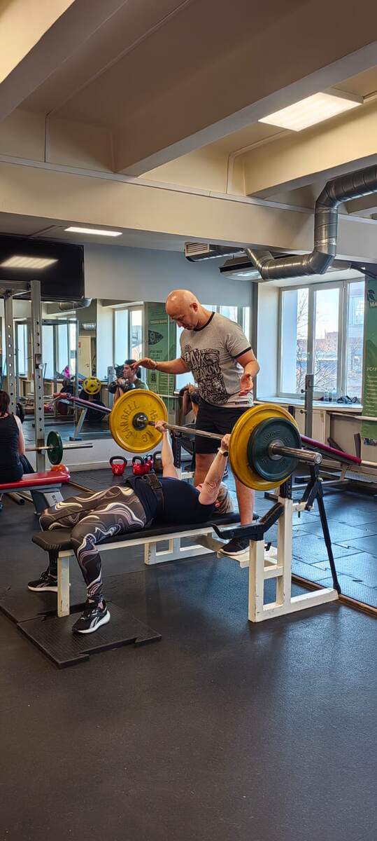 70 кг играючи на 2 раза. Вес спортсменки 60 кг.