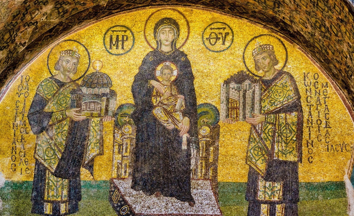 Императоры Иустиниан и Константин Великие подносят Богоматери возведенные ими храм и город. Мозаика собора Софии Константинопольской