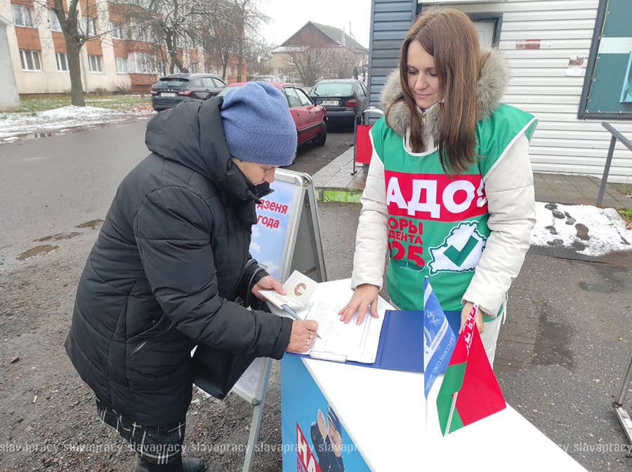     Пикет по сбору подписей для выдвижения кандидата на пост Президента прошел в Копыле