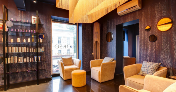 Как украсить потолок нитяыми шторами?