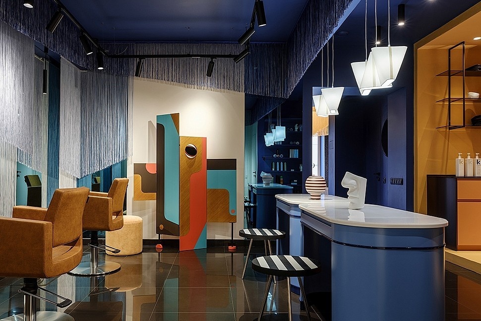 Оформление нитяными шторами пространство салона красоты