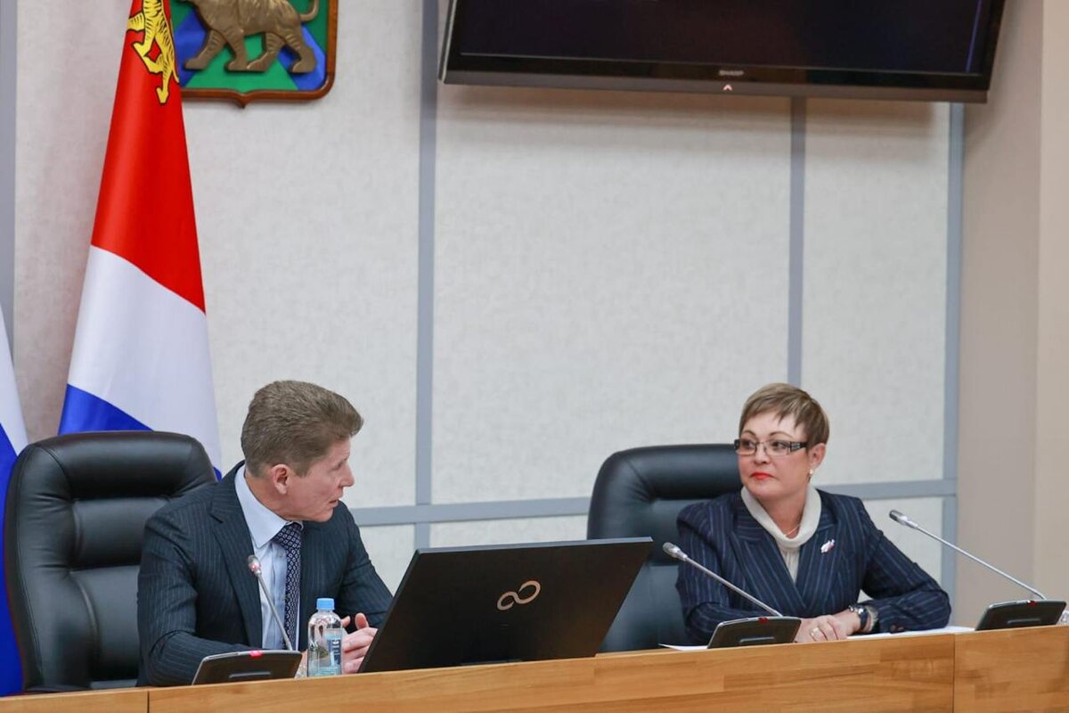 Губернатор Приморского края Олег Кожемяка и президент ассоциации "Русский лосось" Марина Ковтун.