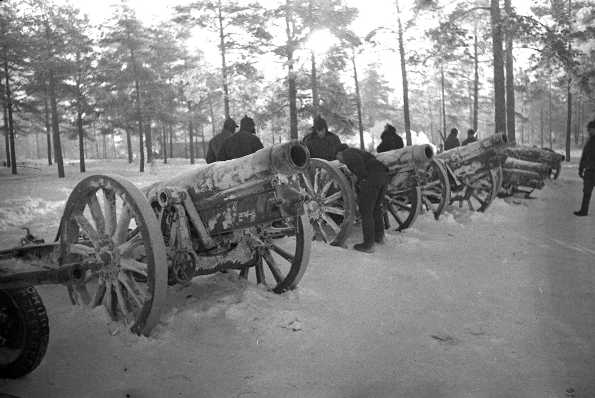    Красноармейцы у трофейных орудий, оставленных финской армией после боев. Район Выборга. 1940 г. Фотограф В.А. Темин. РГАКФД. Арх. N 0-366583./РГАКФД