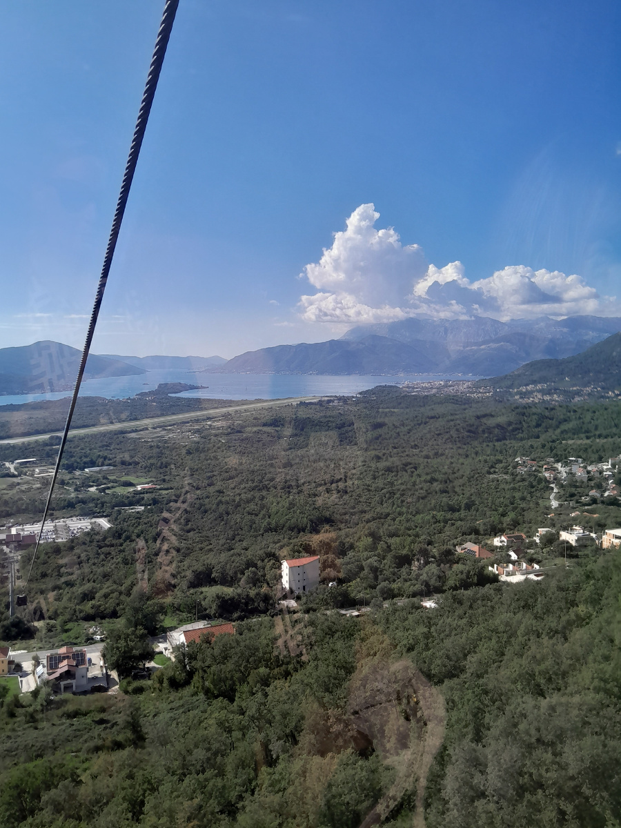 Взлетка аэропорта Тиват