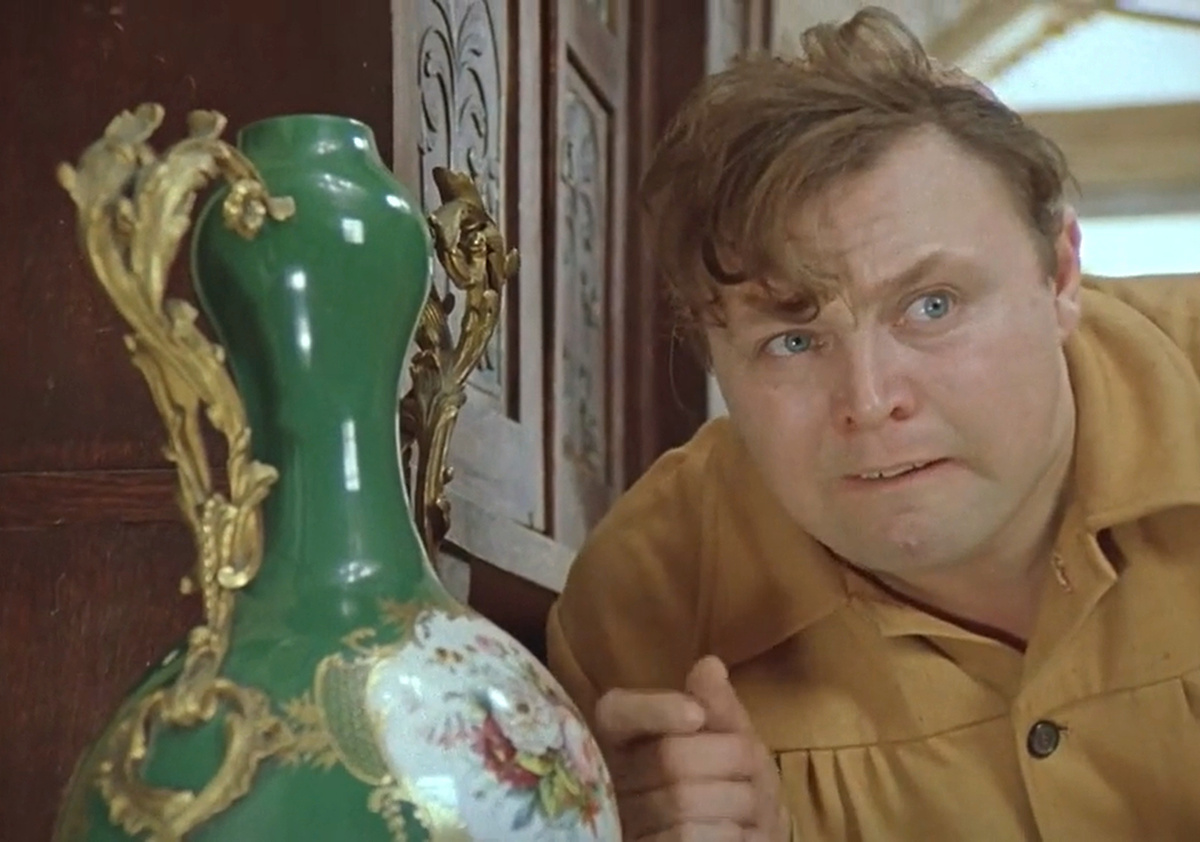 Кадр из кинофильма "Не может быть!", 1975 г., режиссер Леонид Гайдай, сценаристы Владлен Бахнов, Леонид Гайдай, композитор Александр Зацепин (скриншот)