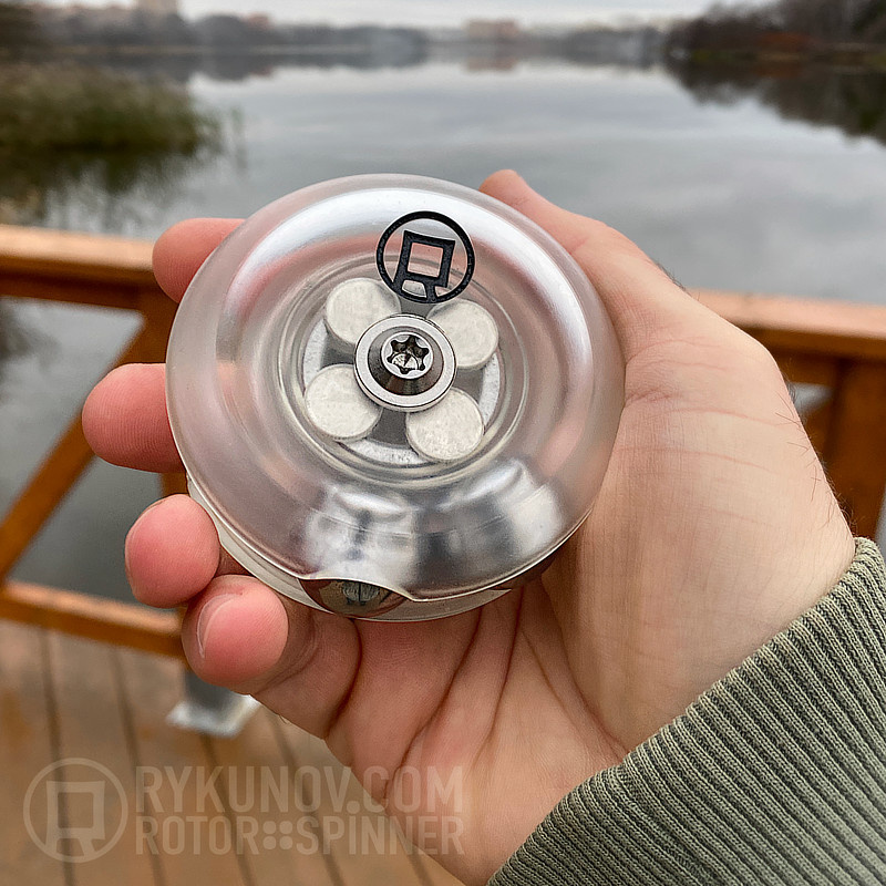 RYKUNOV ROTOR — это магнитный спиннер, который удерживает в своём поле более одного шара. Он имеет удобный эргономичный корпус, приятный на ощупь.
