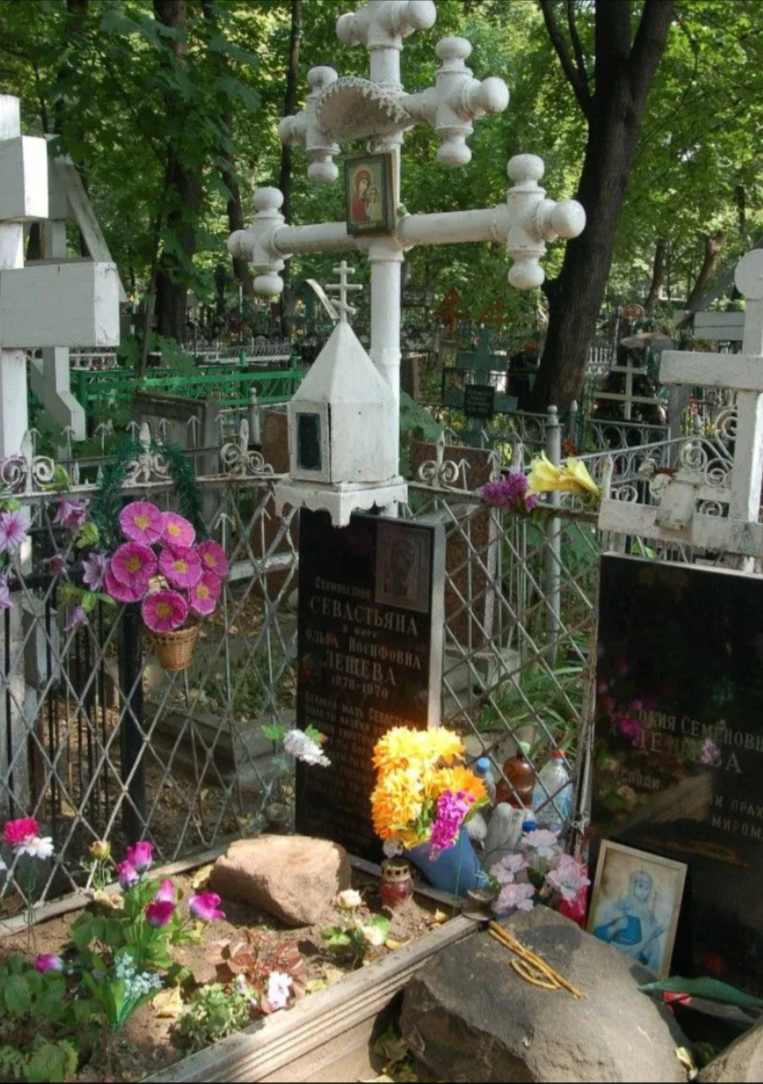 Могила старицы. Она похоронена на Рогожском кладбище, неподалеку от ворот.