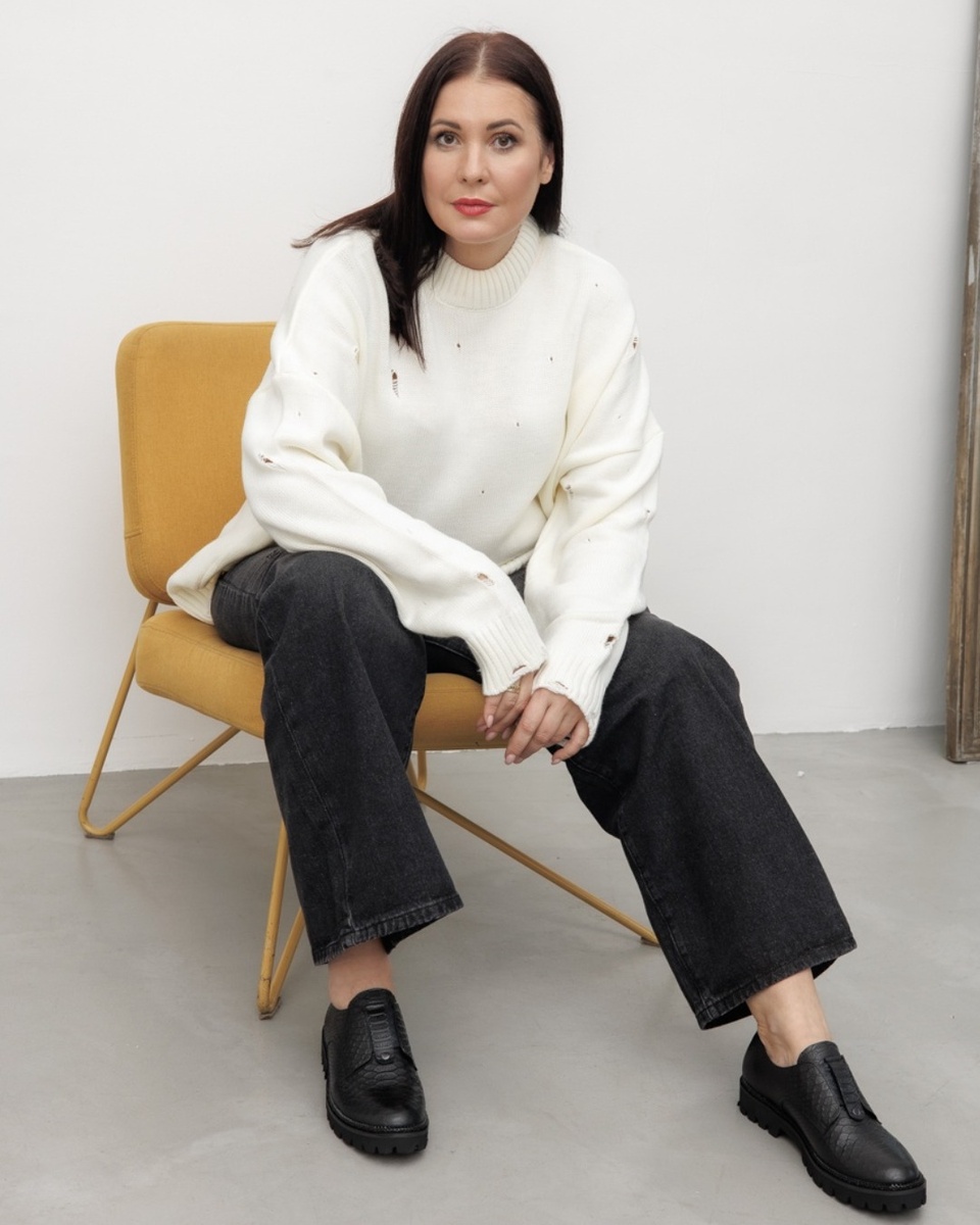 На фото лоферы в черном цвете