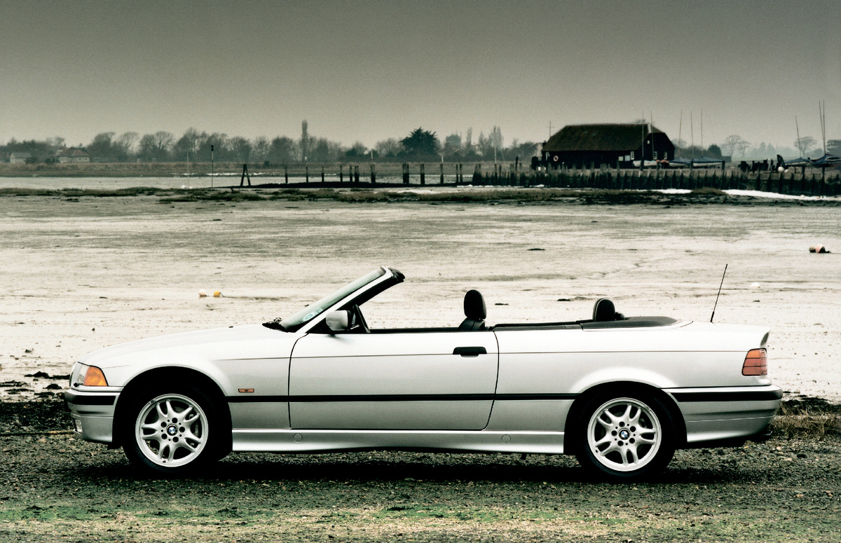 BMW 3-й серии в кузове E36. По количеству рядов сидений (два ряда) можно определить, что перед нами кабриолет