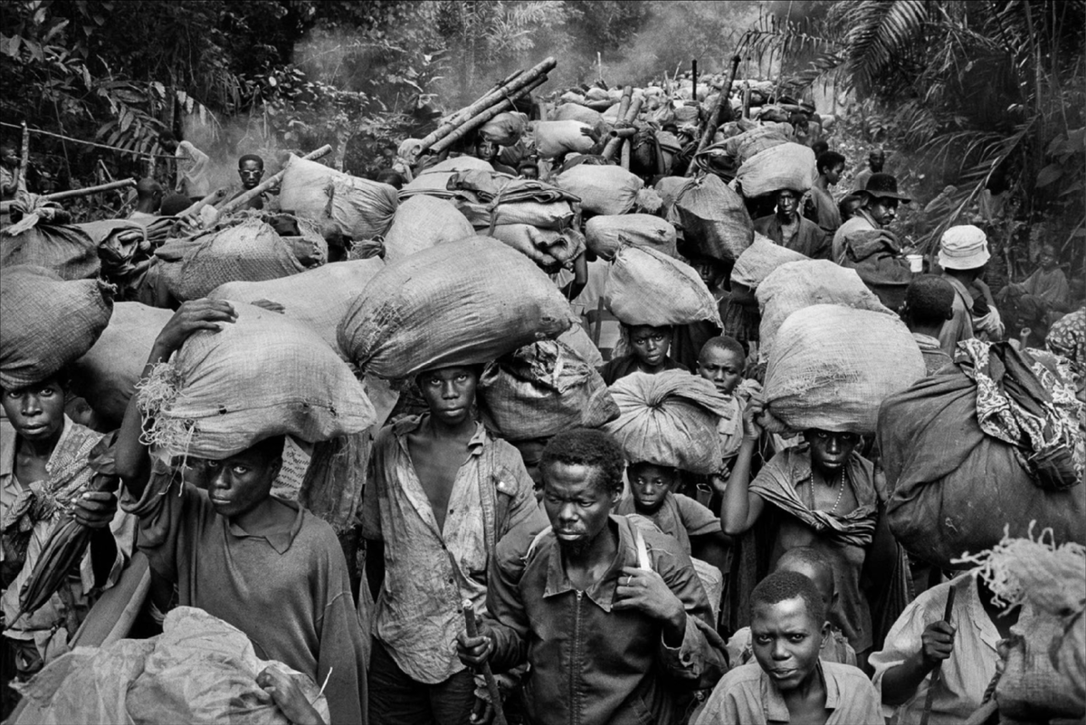 Миграция. Бедные слои населения покидают родной дом ради переезда в город из-за заработков. Африка, 1996 год.
