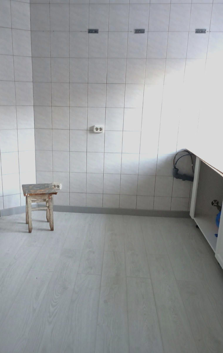 Место для кухни готово, боевая рабочая табуретка.