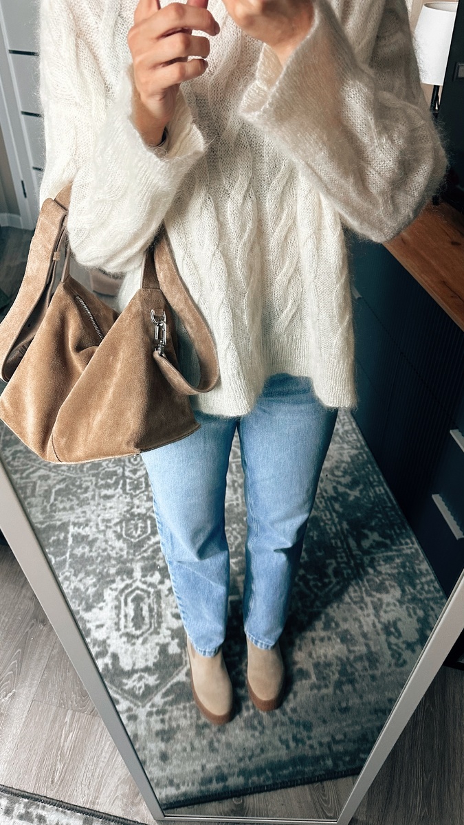 Замшевые челси и сумка в комбинации с пушистым свитером и голубыми джинсами — красивый прием, который здоров разнообразит царство темных образов. 